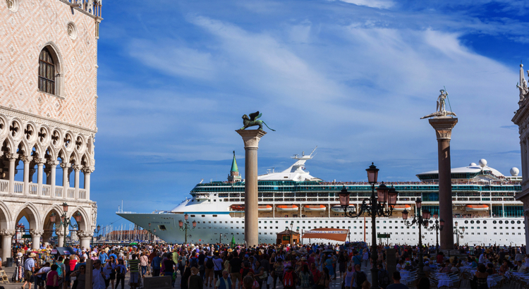 Italien Venedig Kreuzfahrtschiff Markusplatz